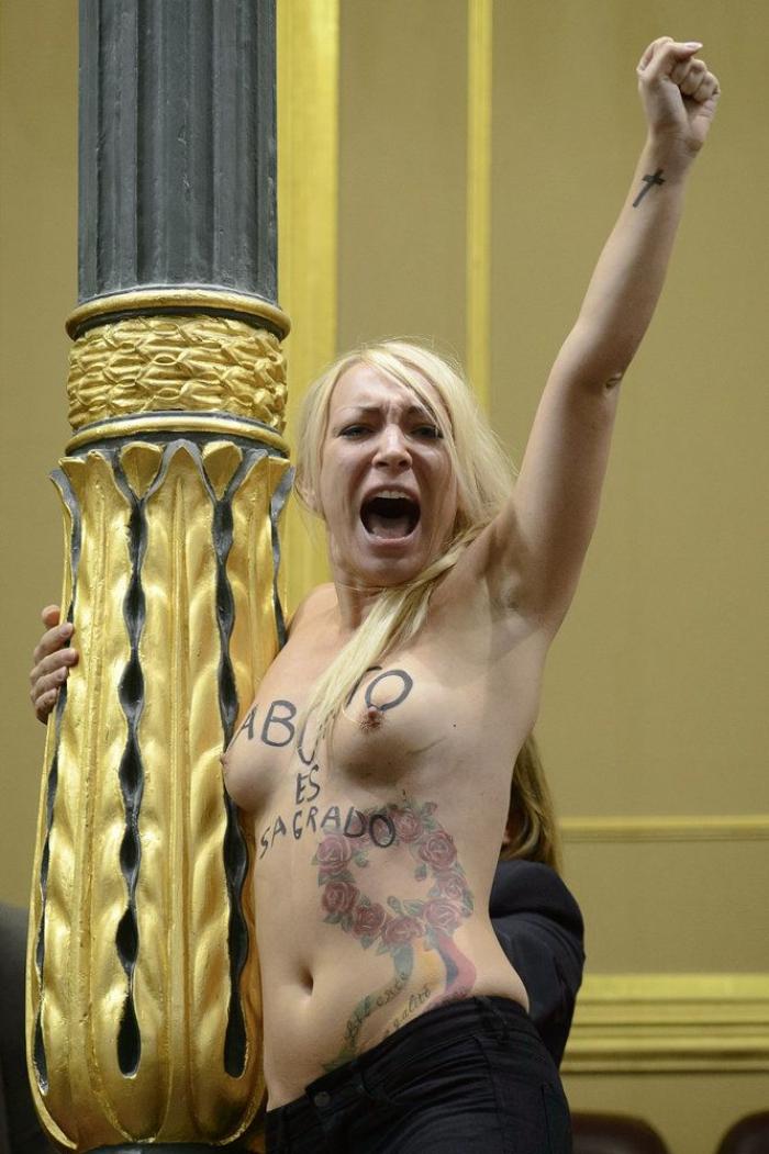 Activistas de Femen interrumpen la sesión de Control en el Congreso: "Aborto es sagrado" (VÍDEO, FOTOS)