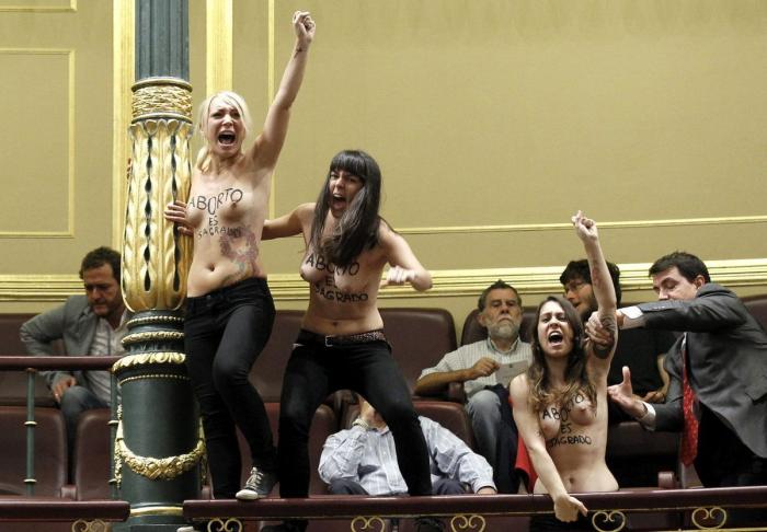 Activistas de Femen interrumpen la sesión de Control en el Congreso: "Aborto es sagrado" (VÍDEO, FOTOS)
