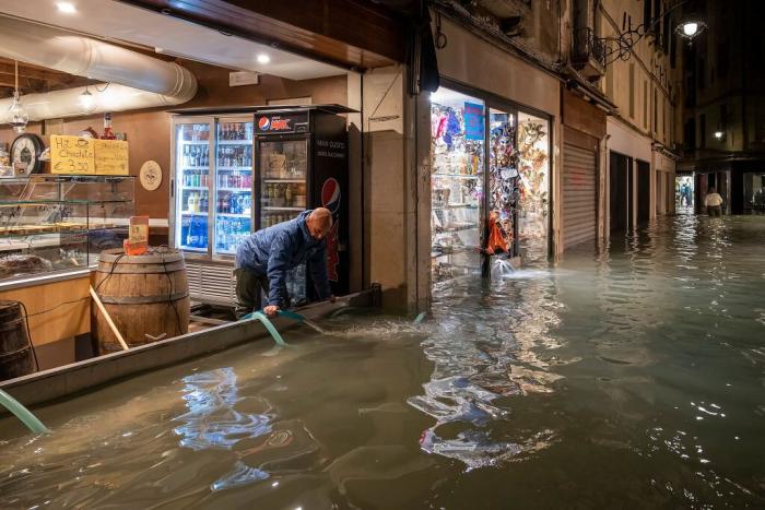 El 'acqua alta' obliga a cerrar la plaza de San Marcos de Venecia