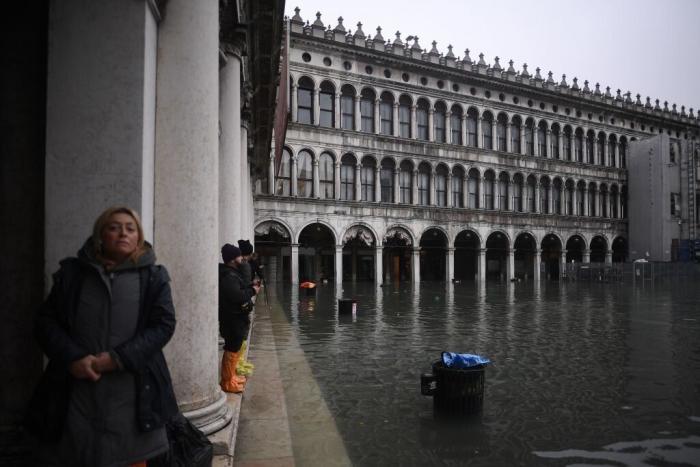 El 'acqua alta' obliga a cerrar la plaza de San Marcos de Venecia