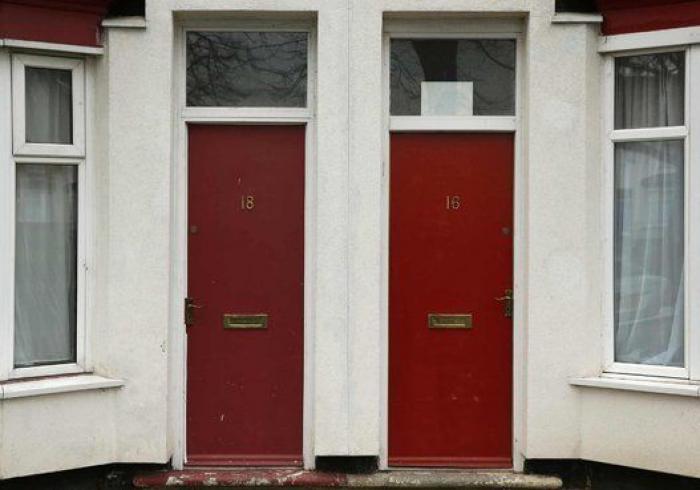 Puertas rojas para 'identificar' a los refugiados en Reino Unido