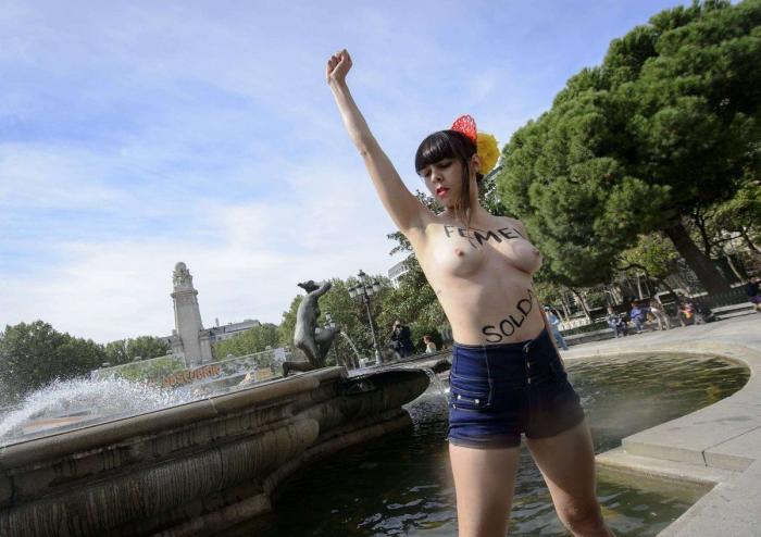 Cumbre Femen por las calles de Madrid en el día de la Fiesta Nacional (FOTOS)