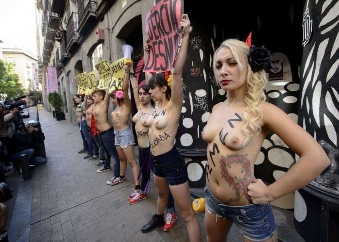 Cumbre Femen por las calles de Madrid en el día de la Fiesta Nacional (FOTOS)