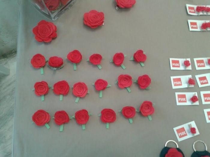 Las rosas de fieltro y los abanicos, 'números uno' de ventas en la tienda del PSOE (FOTOS)