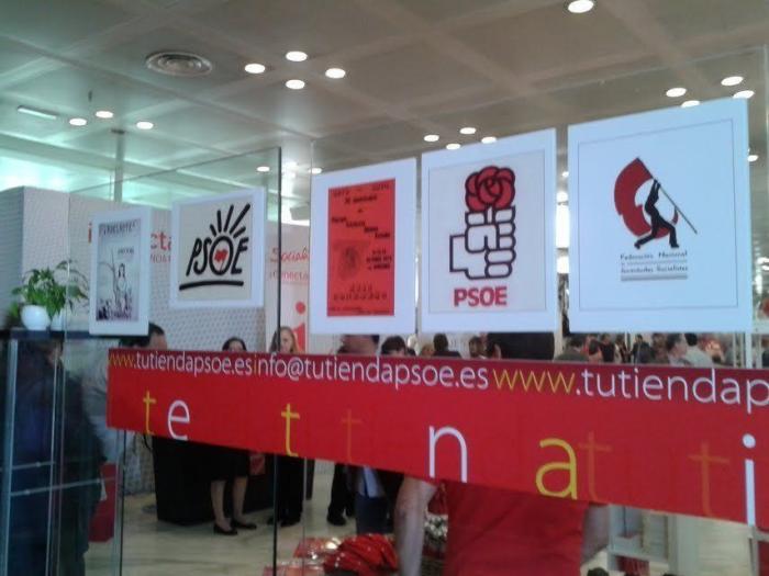 Las rosas de fieltro y los abanicos, 'números uno' de ventas en la tienda del PSOE (FOTOS)