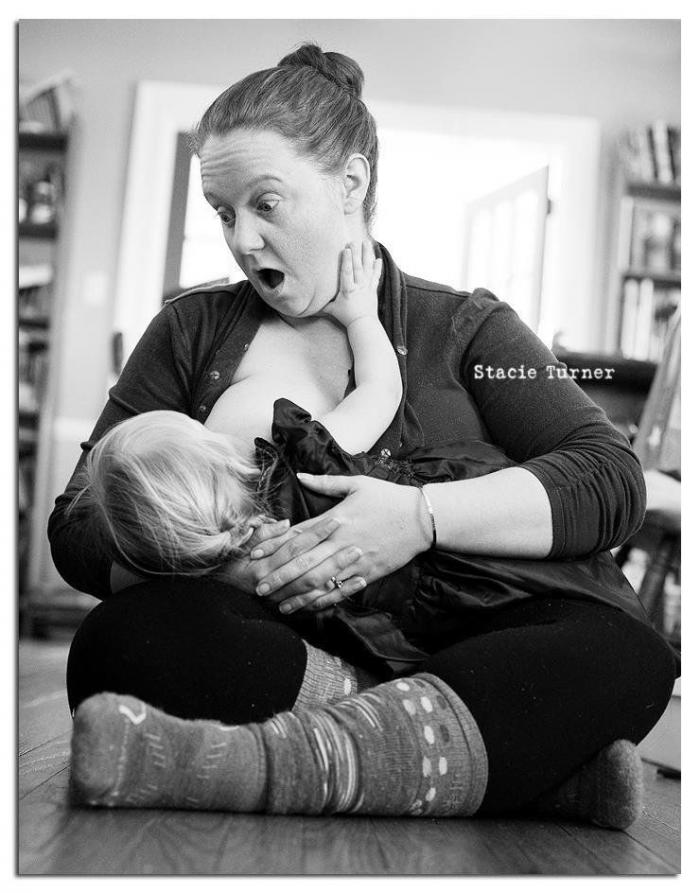 Dos fotos enfrentadas muestran la hipocresía de tener que amamantar a un bebé en el baño