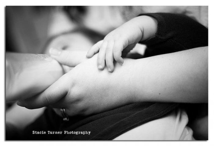 Dos fotos enfrentadas muestran la hipocresía de tener que amamantar a un bebé en el baño