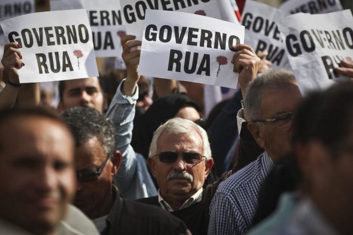 Protestas contra los recortes en Portugal: miles de personas se congregan frente al Parlamento en Lisboa