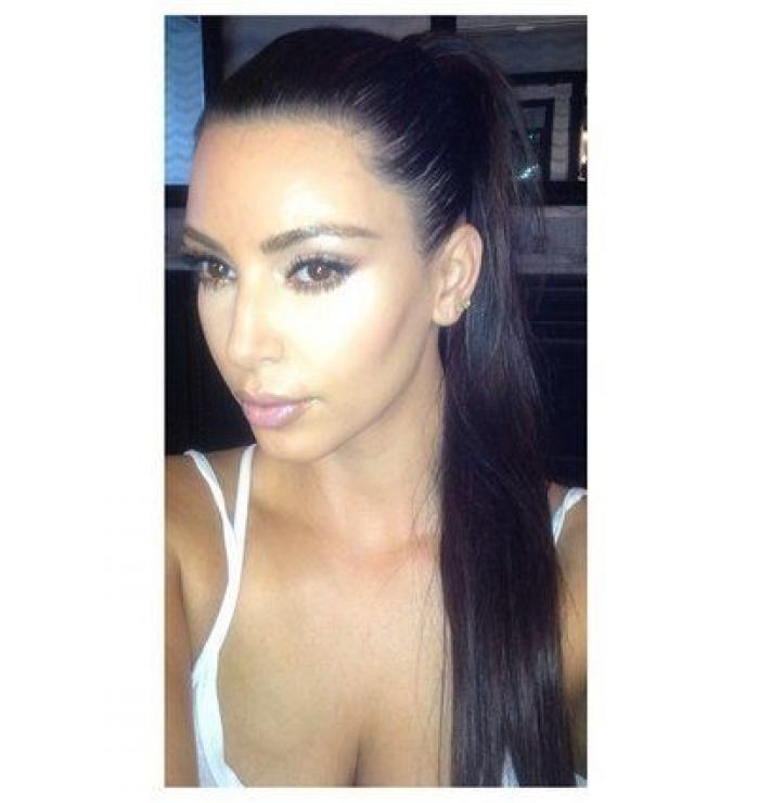 Un troll irrumpe tras un tuit de Kim Kardashian en favor de los transgénero y se lleva un 'zasca' monumental