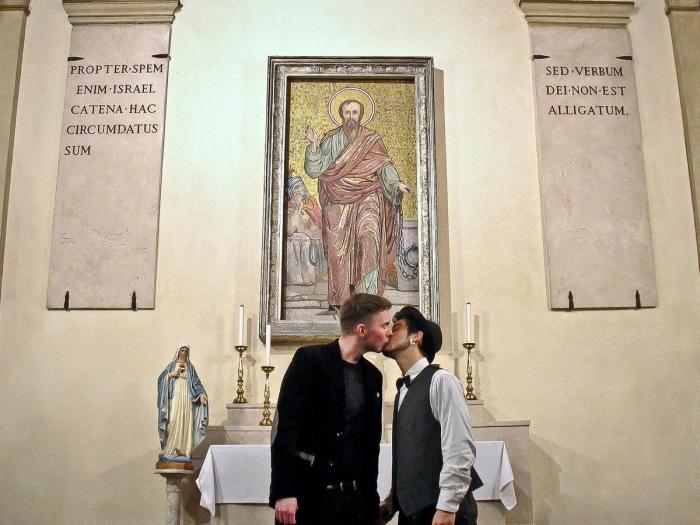 Acto vandálico contra la exposición de fotos gays que había 