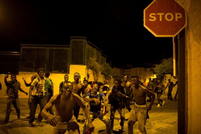 Unos 200 inmigrantes cruzan el paso ceutí del Tarajal a la carrera