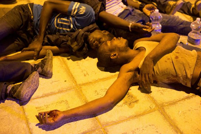 Más de 150 migrantes entran en Ceuta saltando su doble valla en la primera incursión en grupo en un año