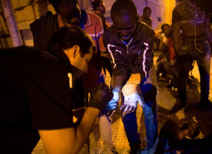 Unos 800 inmigrantes entran en Ceuta tras un salto masivo a la valla