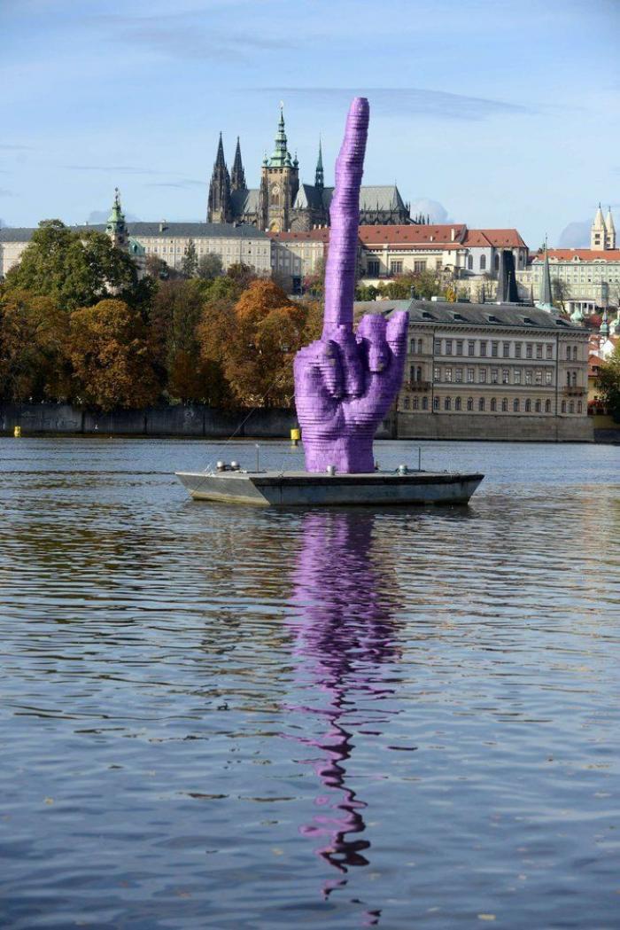 'Peineta' al Gobierno: la protesta del artista Davic Cerny en Praga (FOTOS)