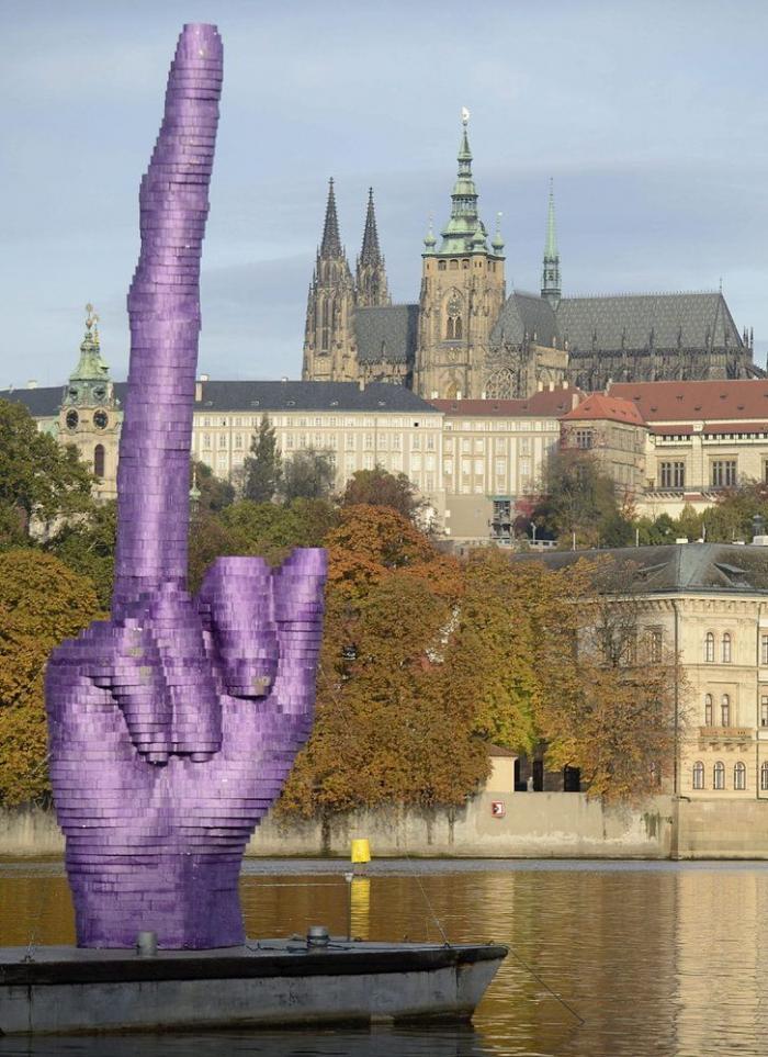 'Peineta' al Gobierno: la protesta del artista Davic Cerny en Praga (FOTOS)