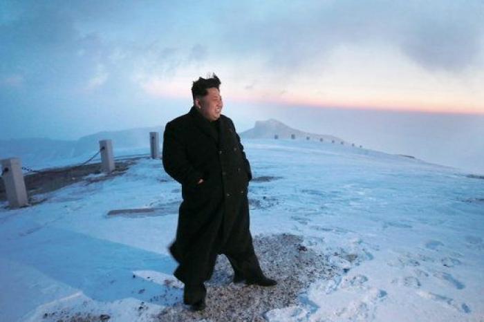 Kim Jong-un 'escala' el monte más alto de Corea con zapatos y abrigo (FOTOS)