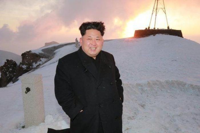 Kim Jong-un 'escala' el monte más alto de Corea con zapatos y abrigo (FOTOS)