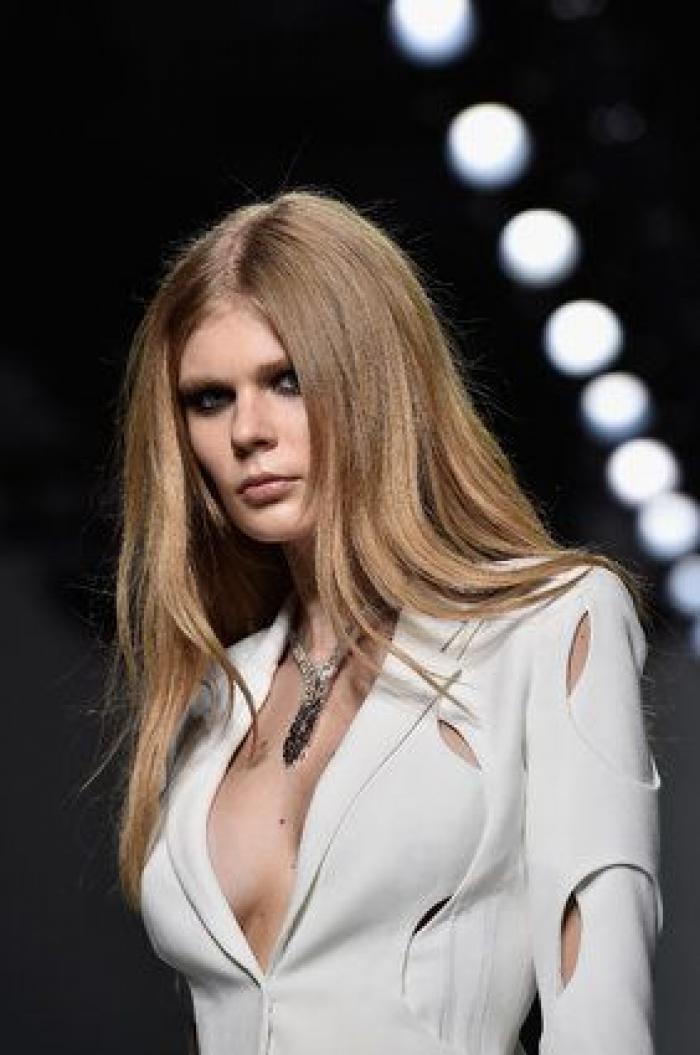 Los impresionantes escotes de Versace en la Semana de la Moda de Paris