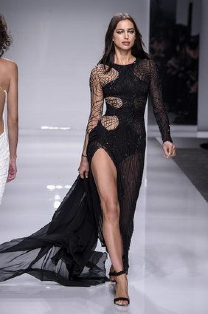 Los impresionantes escotes de Versace en la Semana de la Moda de Paris