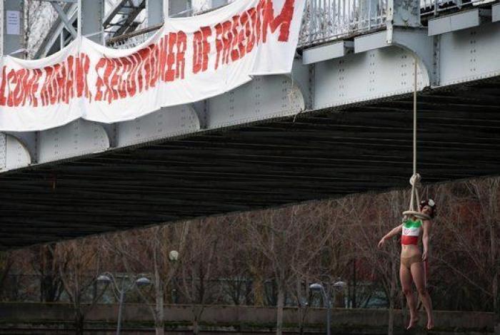 El recibimiento de Femen al presidente iraní en París