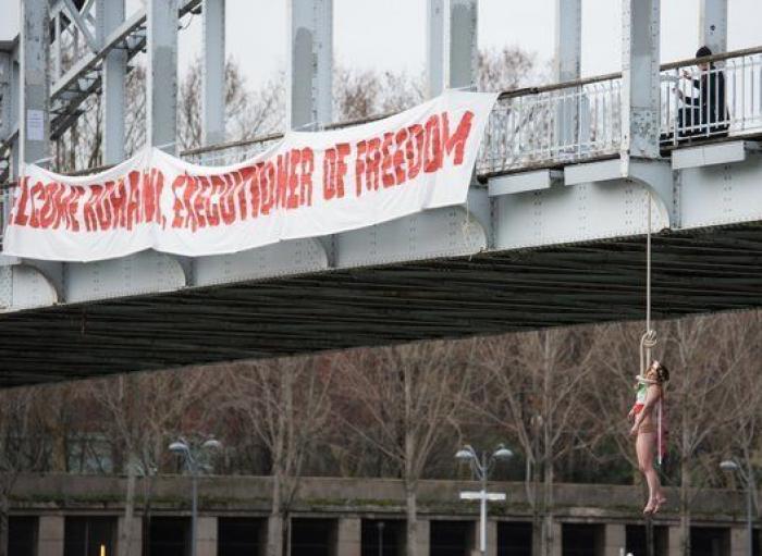 El recibimiento de Femen al presidente iraní en París