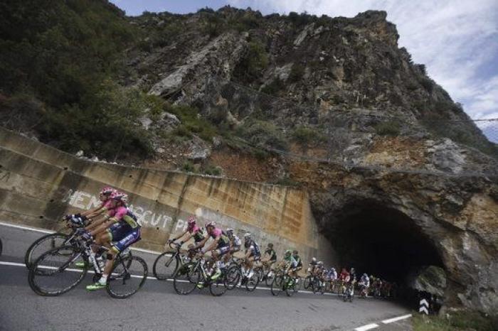 Un ciclista de leyenda: gana la etapa de La Vuelta y hace esto con la cerveza que le dan