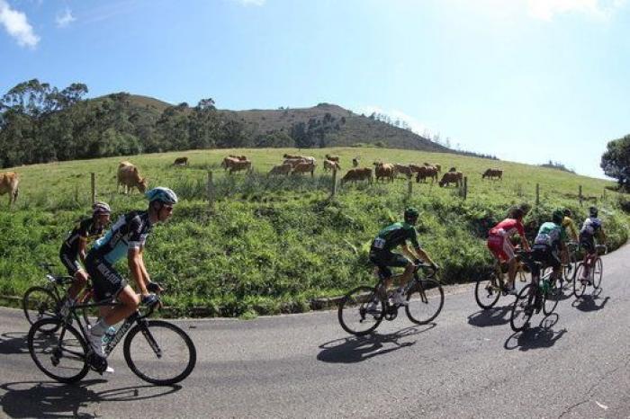 Un ciclista de leyenda: gana la etapa de La Vuelta y hace esto con la cerveza que le dan