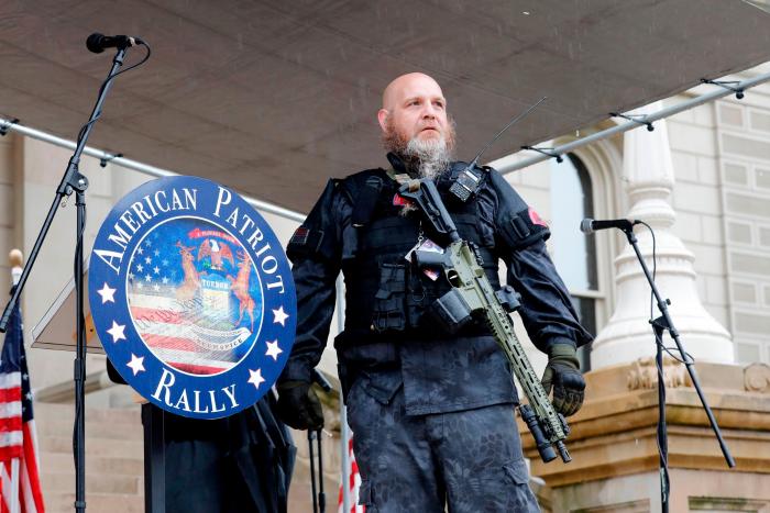 Rifle al hombro y carteles protrump: así son los que protestan contra el confinamiento en EEUU