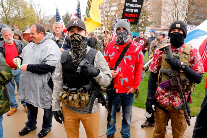 Rifle al hombro y carteles protrump: así son los que protestan contra el confinamiento en EEUU