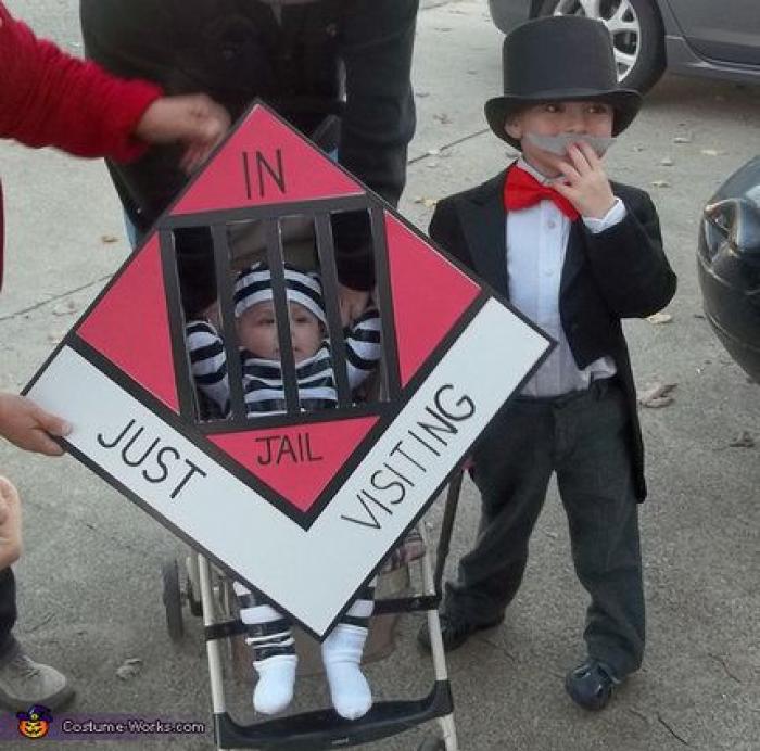La foto de una familia con casco en solidaridad con un bebé arrasa en Twitter