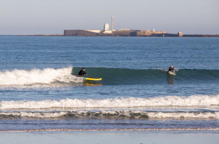 Decenas de surfistas llenan las playas en el primer día de permiso para hacer deporte