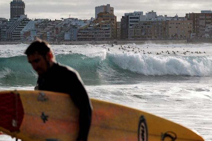 Decenas de surfistas llenan las playas en el primer día de permiso para hacer deporte