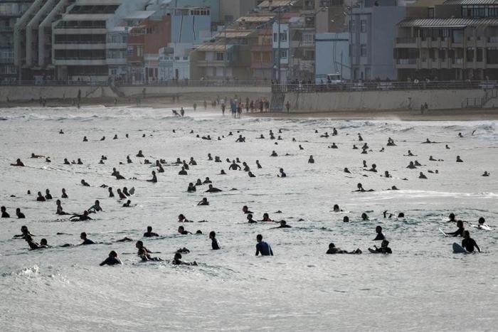 La policía vuelve a desalojar las playas de Barcelona, prohibidas aún al baño