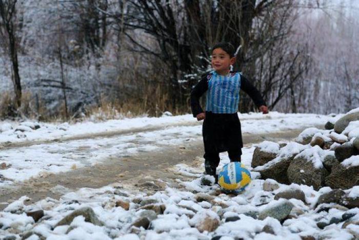 El niño afgano fan de Messi ya tiene la camiseta de su ídolo