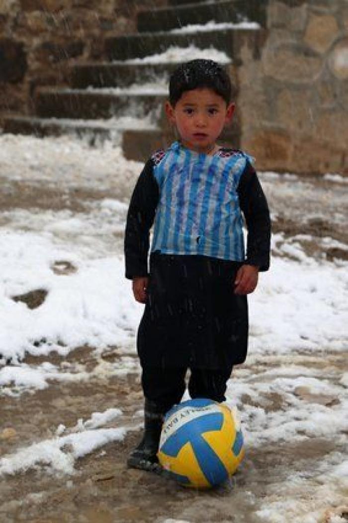 El niño afgano de la camiseta de plástico de Messi conocerá a su ídolo