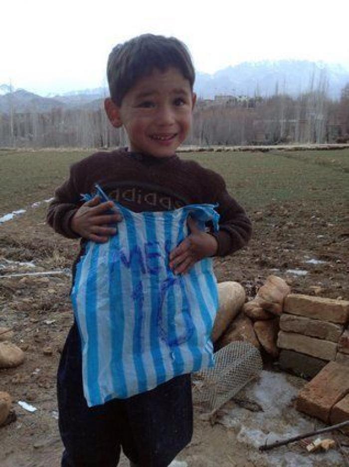 El niño afgano de la camiseta de plástico de Messi conocerá a su ídolo