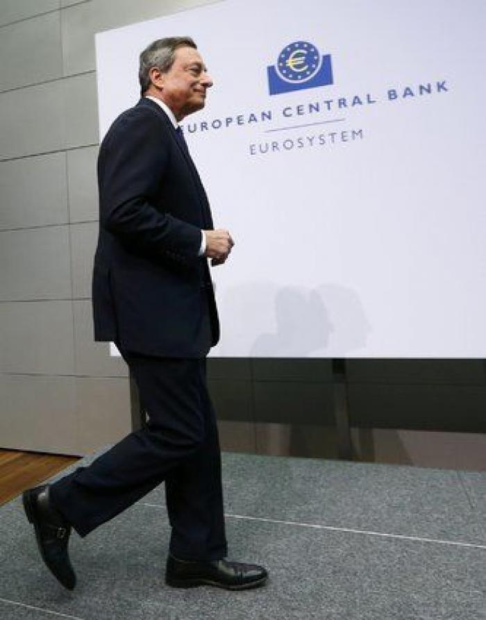 Mario Draghi, atacado con confeti al grito de "¡fin a la dictadura del BCE!" (VÍDEO)