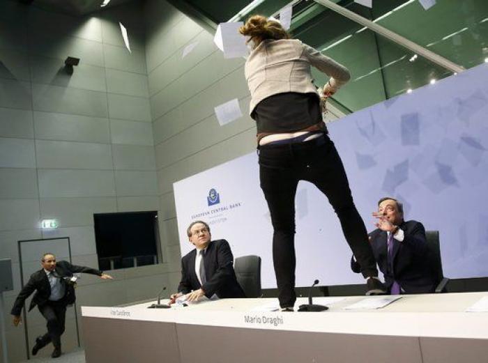 Mario Draghi, atacado con confeti al grito de "¡fin a la dictadura del BCE!" (VÍDEO)