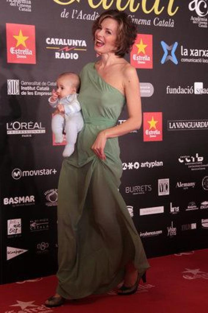 La actriz Mercè Llorens hace un Bescansa y acude a los Premios Gaudí con su hijo