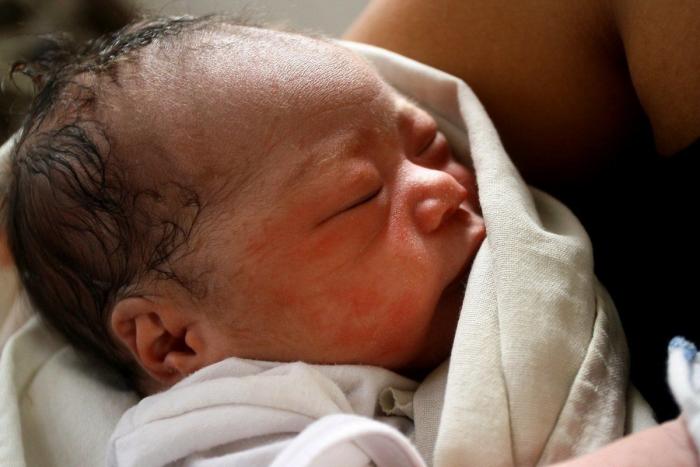 Tifón en Filipinas: Bea Joy, la 'bebé milagro' que nació entre los escombros (FOTOS)