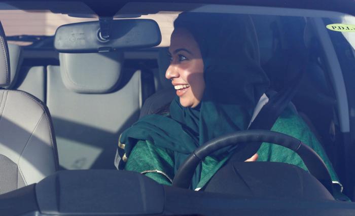 Apple y Google permiten una app para que las mujeres saudíes sean controladas
