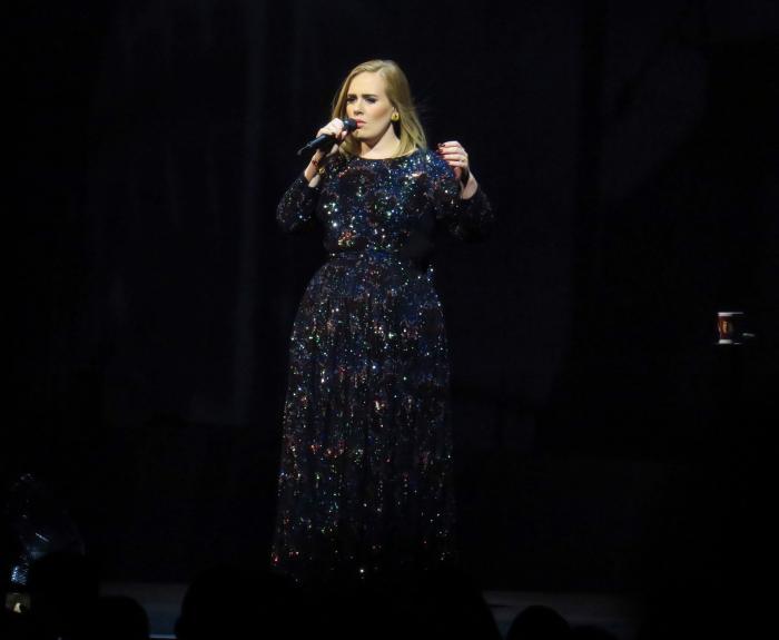 Adele reaparece en televisión bromeando sobre su cambio físico: "Solo podía traer la mitad de mí"