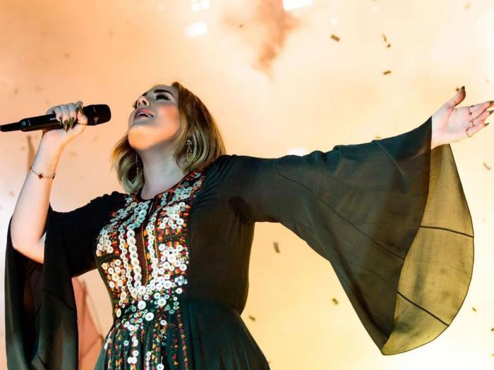 Adele arrasa al recuperar un vestido de hace cuatro años para mostrar su gran cambio físico