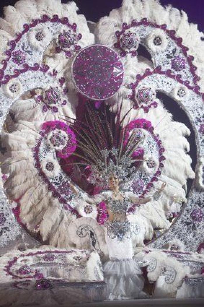 Cecilia Navarro, coronada reina del Carnaval de Santa Cruz de Tenerife 2016