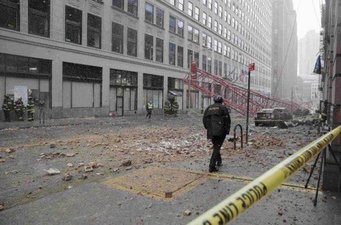 Un muerto y tres heridos por la caída de una grúa en Nueva York