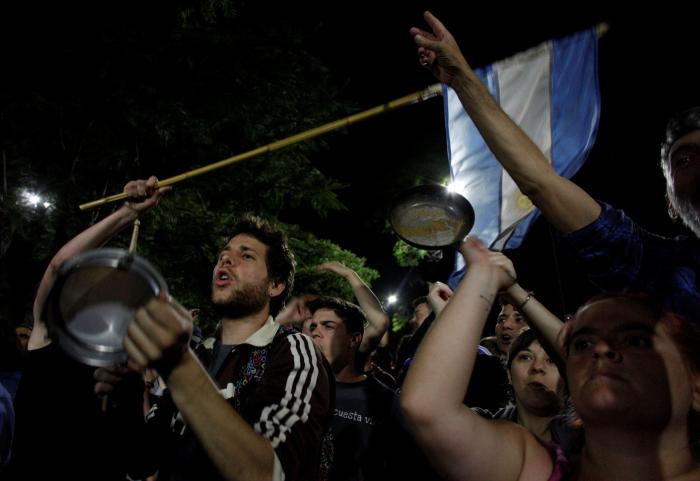 Elecciones en Argentina: el kirchnerista Fernández amenaza con arrasar a Macri