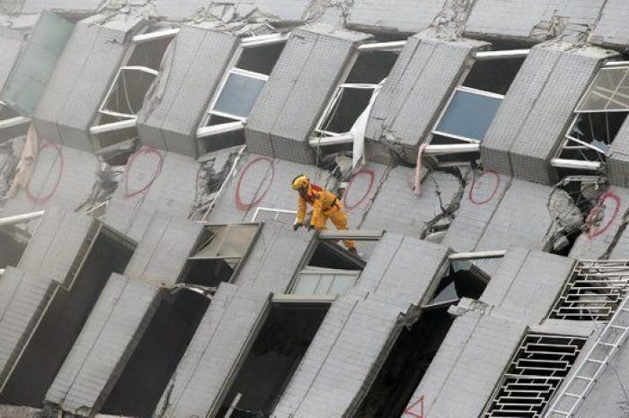 Taiwán acelera el rescate para salvar a posibles supervivientes del terremoto, cuando ya se contabilizan 26 muertos