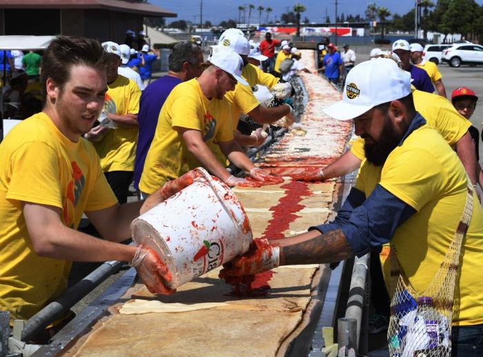 Cocineros de California (EEUU) hacen la pizza más larga del mundo: ¡De 1,93 kilómetros!