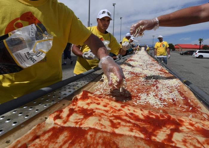 Cocineros de California (EEUU) hacen la pizza más larga del mundo: ¡De 1,93 kilómetros!
