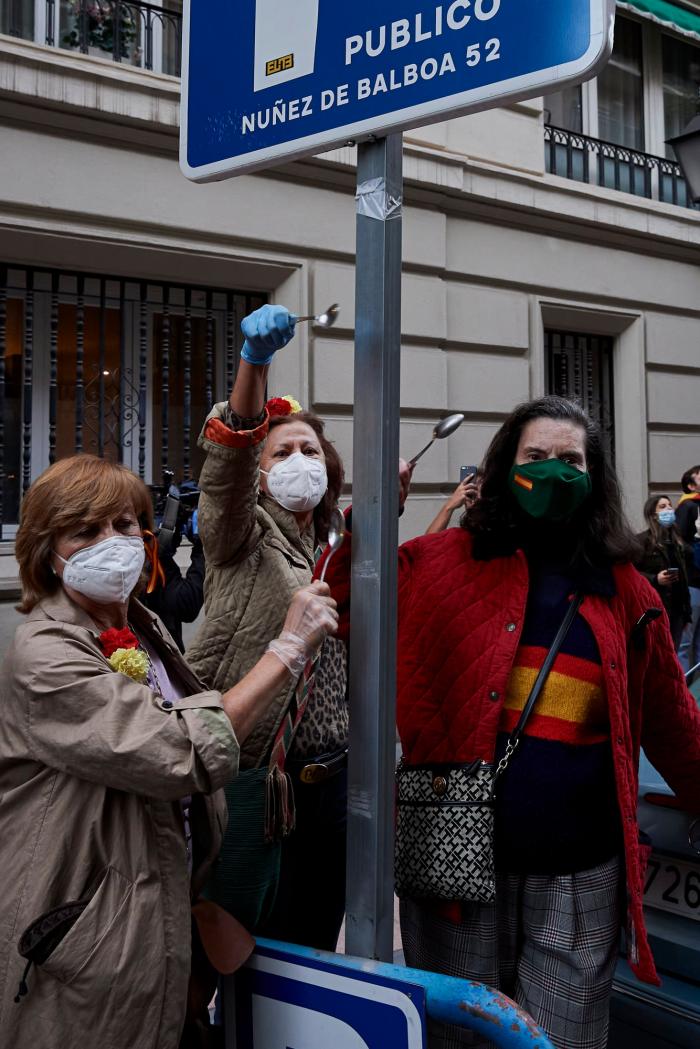 "¡Basura, comunista!": Manifestantes insultan a unos vecinos de Madrid que les pidieron respetar la distancia de seguridad